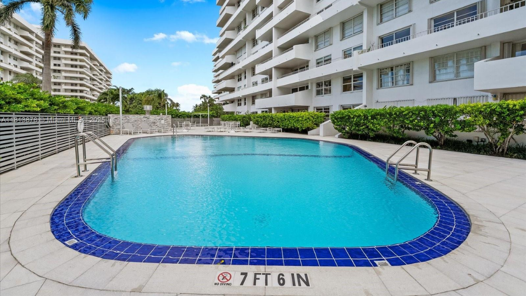 Commodore Club East - photo 4